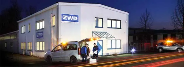 Firmengebäude der ZWP Anlagenrevision in Beckingen am Abend