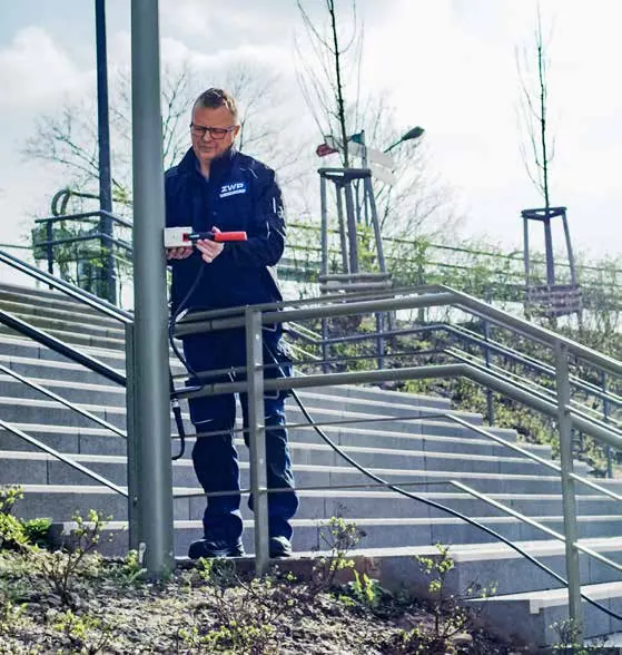 ZWP-Prüfer bei der Lichtmastprüfung mit LIMAtest an einer Treppenanlage