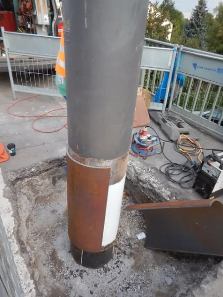 Lichtmast mit neuer Stahlmanschette im Erdübergangsbereich